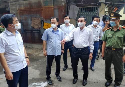  Sáng 25-8, Ủy viên Trung ương Đảng, Phó Bí thư Thành ủy, Chủ tịch UBND thành phố Hà Nội Chu Ngọc Anh, Chỉ huy trưởng Sở Chỉ huy phòng, chống dịch Covid-19 Thành phố đã đến kiểm tra công tác phòng, chống dịch trên địa bàn quận Thanh Xuân.