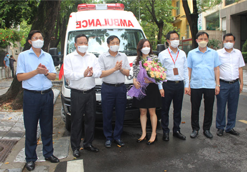 Chiều 25-8, quận Hai Bà Trưng tiếp nhận 2 xe cứu thương trị giá 1,2 tỷ đồng/xe từ Công ty cổ phần Chứng khoán VPS phục vụ công tác khám, chữa bệnh và vận chuyển bệnh nhân Covid-19 trên địa bàn. Tham dự lễ tiếp nhận có Phó Bí thư Thành ủy Hà Nội Nguyễn Văn Phong cùng đại diện lãnh đạo quận Hai Bà Trưng.