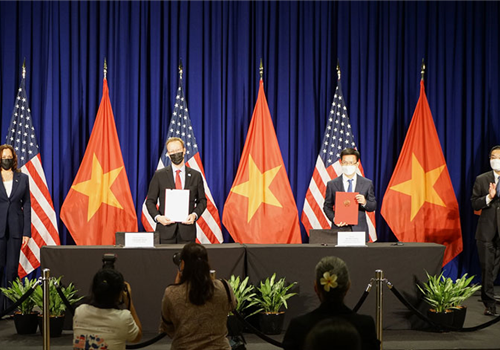Trong khuôn khổ chuyến thăm Việt Nam của Phó Tổng thống Hoa Kỳ Kamala Harris từ ngày 24 đến 26-8, chiều 25-8, Phó Tổng thống Hoa Kỳ Kamala Harris và Ủy viên Trung ương Đảng, Chủ tịch UBND thành phố Hà Nội Chu Ngọc Anh đã chứng kiến lễ ký thỏa thuận cho thuê đất xây dựng Khu phức hợp Đại sứ quán Hoa Kỳ tại Hà Nội.