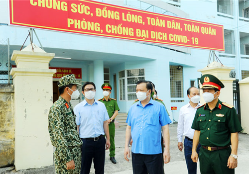 Ngày 4-8, kiểm tra công tác phòng, chống dịch Covid-19 tại huyện Chương Mỹ, đồng chí Đinh Tiến Dũng, Uỷ viên Bộ Chính trị, Bí thư Thành uỷ yêu cầu cấp uỷ Đảng, Chính quyền địa phương tập trung các giải pháp quyết liệt ngăn ngừa dịch bệnh và kiểm soát chặt chẽ, đảm bảo tuyệt đối an toàn, không để lây nhiễm chéo tại các khu cách ly tập trung.