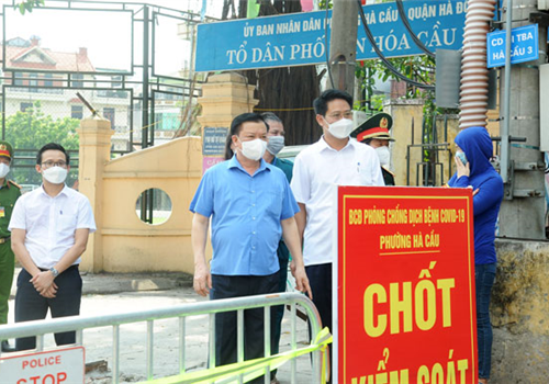 Chiều 4-8, kiểm tra tại quận Hà Đông, Uỷ viên Bộ Chính trị, Bí thư Thành uỷ Đinh Tiến Dũng yêu cầu địa phương phát huy tốt vai trò của các chốt kiểm dịch, quản lý chặt chẽ di biến động của người dân cả ở bên trong và bên ngoài.

