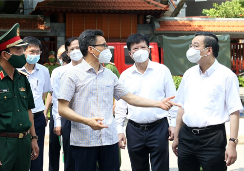 Sáng 4-8, Ủy viên Trung ương Đảng, Phó Thủ tướng Chính phủ Vũ Đức Đam, Trưởng ban Chỉ đạo quốc gia phòng, chống dịch Covid-19 đã kiểm tra đột xuất công tác phòng, chống dịch Covid-19 trên địa bàn thành phố Hà Nội. Cùng dự buổi kiểm tra có Ủy viên Trung ương Đảng, Phó Bí thư Thành ủy, Chủ tịch UBND thành phố Hà Nội Chu Ngọc Anh, Chỉ huy trưởng Sở Chỉ huy phòng, chống Covid-19 Thành phố; Phó Chủ tịch UBND thành phố Hà Nội Chử Xuân Dũng, Phó Chỉ huy trưởng Sở Chỉ huy phòng, chống Covid-19 Thành phố trực chỉ huy tại Sở Chỉ huy Thành phố.