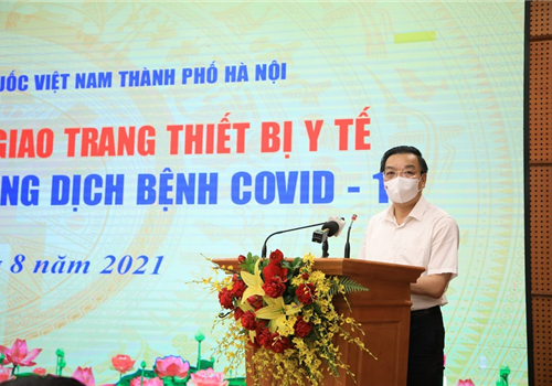 Sáng 5-8, Ủy ban MTTQ Việt Nam thành phố Hà Nội đã tiếp nhận ủng hộ và chuyển giao trang thiết bị y tế phục vụ công tác phòng, chống dịch Covid-19 của các doanh nghiệp trên địa bàn Thành phố trị giá hơn 100 tỷ đồng. Dự chương trình có các đồng chí: Chu Ngọc Anh, Ủy viên Trung Đảng, Phó Bí thư Thành ủy, Chủ tịch UBND thành phố Hà Nội; Nguyễn Lan Hương, Ủy viên Ban Thường vụ, Chủ tịch Ủy ban MTTQ Việt Nam thành phố Hà Nội.