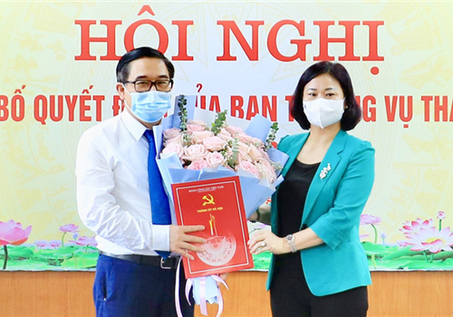 Sáng 6-8, Ủy viên Trung ương Đảng, Phó Bí thư Thường trực Thành ủy Hà Nội Nguyễn Thị Tuyến chủ trì Hội nghị công bố và trao các Quyết định của Ban Thường vụ Thành ủy về công tác cán bộ tại Huyện ủy Mê Linh, Thị ủy Sơn Tây.  