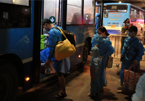 Khoảng 20h ngày 1-9, thực hiện chỉ đạo của Thủ tướng Chính phủ và Thường trực Thành ủy Hà Nội, quận Thanh Xuân tiếp tục tổ chức đợt giảm mật độ dân cư ở “ổ dịch” tại khu vực phường Thanh Xuân Trung nhằm hạn chế tối đa phát sinh lây nhiễm, bảo đảm sức khỏe, an toàn tính mạng cho người dân.