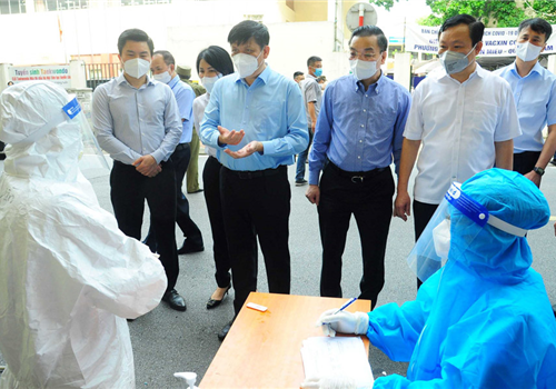 Sáng 10-9, các đồng chí Ủy viên Trung ương Đảng: Bộ trưởng Bộ Y tế Nguyễn Thanh Long và Phó Bí thư Thành ủy, Chủ tịch UBND thành phố Hà Nội Chu Ngọc Anh, Chỉ huy trưởng Sở Chỉ huy phòng, chống dịch Covid-19 đã kiểm tra công tác xét nghiệm, tiêm chủng vắc xin diện rộng tại điểm tiêm chủng của quận Đống Đa và quận Long Biên.
