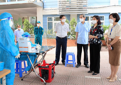 Sáng 13-9, Đoàn kiểm tra số 2 của Ban Thường vụ Thành ủy do Ủy viên Trung ương Đảng, Phó Bí thư Thường trực Thành ủy Hà Nội Nguyễn Thị Tuyến làm Trưởng đoàn đã kiểm tra công tác phòng, chống dịch Covid-19 trên địa bàn quận Ba Đình.

