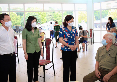 Sáng 14-9, Ủy viên Trung ương Đảng, Phó Bí thư Thường trực Thành ủy Hà Nội Nguyễn Thị Tuyến đã kiểm tra công tác phòng, chống dịch Covid-19 trên địa bàn quận Cầu Giấy. Cùng đi có Ủy viên Ban Thường vụ Thành ủy, Phó Chủ tịch UBND thành phố Nguyễn Trọng Đông.