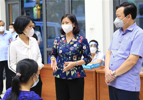 Tối 13-9, Ủy viên Trung ương Đảng, Phó Bí thư Thường trực Thành ủy Hà Nội Nguyễn Thị Tuyến đột xuất đến quận Đống Đa và huyện Hoài Đức, kiểm tra việc tổ chức tiêm vắc xin phòng Covid-19 phục vụ Nhân dân.