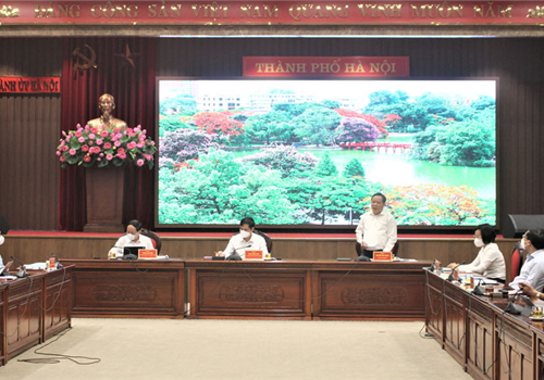 Chiều 15-9, tại Hà Nội, Ban Tuyên giáo Trung ương phối hợp với Bộ Thông tin và Truyền thông đã làm việc với Thành ủy Hà Nội để trao đổi, thảo luận các biện pháp nhằm tăng cường hiệu quả công tác thông tin, tuyên truyền trên báo chí, truyền thông, dư luận xã hội liên quan đến công tác phòng, chống dịch Covid-19 trên địa bàn thành phố Hà Nội.