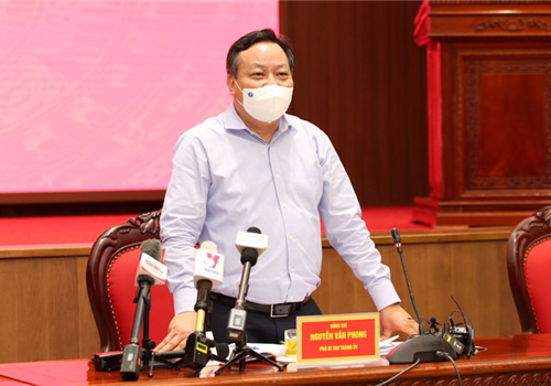 Phó Bí thư Thành ủy Nguyễn Văn Phong điểm lại kết quả công tác phòng, chống dịch Covid-19 của Hà Nội qua 4 đợt giãn cách xã hội, với 5 nhóm mục tiêu xuyên suốt là: Nâng cao năng lực y tế Thủ đô trong công tác phòng, chống dịch; kiên trì thực hiện khoanh vùng hẹp, xét nghiệm nhanh, truy vết thần tốc, cách ly tập trung, phân tầng điều trị ngay từ đầu; bảo đảm an sinh xã hội cho mọi người dân; bảo đảm không đứt gãy chuỗi sản xuất, chuỗi cung ứng hàng hóa và bảo đảm tuyệt đối an ninh, trật tự, an toàn xã hội trên địa bàn Thành phố.