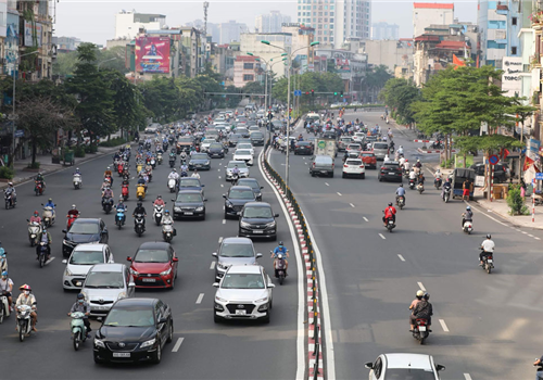 Cùng với các cơ quan Nhà nước, nhiều hoạt động kinh doanh, dịch vụ cũng được phép mở cửa trở lại; hoạt động kiểm soát cũng được nới lỏng, giúp cho việc di chuyển được dễ dàng hơn. Người dân rất phấn khởi khi bắt nhịp với trạng thái bình thường mới, nhưng vẫn còn đó nỗi lo dịch bệnh bùng phát khi các đường phố đã đông đúc trở lại.  
