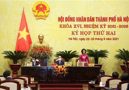 Chiều 22-9, tiếp tục phiên làm việc buổi chiều, HĐND Thành phố đã tập trung thảo luận về các tờ trình, dự thảo nghị quyết và báo cáo thẩm tra về một số nghị quyết chuyên đề. Kỳ họp vẫn được tổ chức trực tiếp kết hợp trực tuyến từ điểm cầu Hội trường HĐND - UBND Thành phố tới 54 điểm cầu quận, huyện, thị xã và các sở, ban, ngành của Thành phố. Dự tại điểm cầu Hội trường HĐND - UBND Thành phố có các đồng chí: Ủy viên Trung ương Đảng, Phó Bí thư Thường trực Thành ủy Nguyễn Thị Tuyến; Ủy viên Trung ương Đảng, Phó Bí thư Thành ủy, Chủ tịch UBND Thành phố Chu Ngọc Anh; Phó Bí thư Thành ủy, Chủ tịch HĐND Thành phố Nguyễn Ngọc Tuấn; các đồng chí trong Ban Thường vụ Thành ủy, Thường trực HĐND, UBND Thành phố.