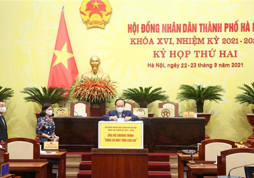 Sáng 23-9, trước khi vào phiên làm việc chính thức của ngày làm việc thứ 2, HĐND Thành phố khóa XVI đã phát quyên góp ủng hộ Chương trình “Sóng và máy tính cho em” năm 2021 do Ủy ban Mặt trận Tổ quốc Việt Nam Thành phố phát động. Dự buổi quyên góp có các đồng chí: Ủy viên Trung ương Đảng, Phó Bí thư Thường trực Thành ủy Nguyễn Thị Tuyến; Ủy viên Trung ương Đảng, Phó Bí thư Thành ủy, Chủ tịch UBND Thành phố Chu Ngọc Anh; Phó Bí thư Thành ủy, Chủ tịch HĐND Thành phố Nguyễn Ngọc Tuấn; các đồng chí Ủy viên Ban Thường vụ Thành ủy; Thường trực HĐND, UBND Thành phố; đại diện lãnh đạo các sở, ban, ngành của Thành phố.