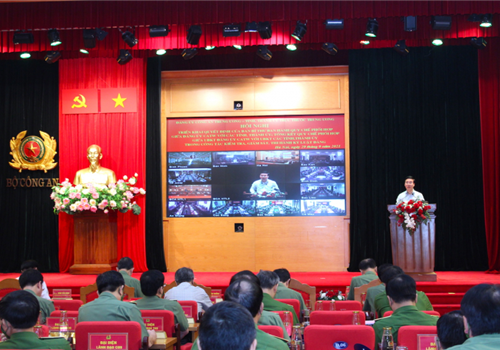 Sáng 29-9, Đảng ủy Công an Trung ương phối hợp với các tỉnh ủy, thành ủy trực thuộc Trung ương tổ chức Hội nghị trực tuyến triển khai Quyết định của Ban Bí thư ban hành Quy chế phối hợp giữa Đảng ủy Công an Trung ương với tỉnh, thành ủy; tổng kết Quy chế phối hợp giữa Ủy ban Kiểm tra Đảng ủy Công an Trung ương với Ủy ban Kiểm tra các tỉnh, thành ủy trong công tác kiểm tra, giám sát, thi hành kỷ luật Đảng.  Tham dự Hội nghị có các đồng chí Ủy viên Bộ Chính trị: Thường trực Ban Bí thư Võ Văn Thưởng; Bí thư Trung ương Đảng, Chủ nhiệm Ủy ban Kiểm tra Trung ương Trần Cẩm Tú; Bí thư Đảng ủy Công an Trung ương, Bộ trưởng Bộ Công an, Đại tướng Tô Lâm; Bí thư Thành ủy, Trưởng đoàn đại biểu Quốc hội thành phố Hà Nội Đinh Tiến Dũng. Đại biểu thành phố Hà Nội dự Hội nghị có Ủy viên Trung ương Đảng, Phó Bí thư Thường trực Thành ủy Nguyễn Thị Tuyến.

