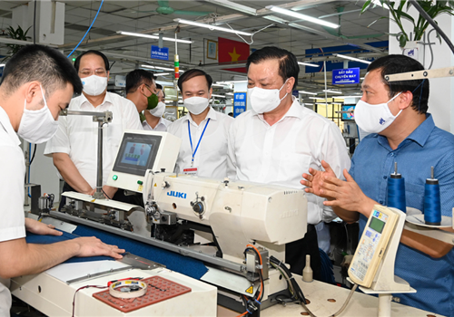 Trao đổi về việc tiếp tục nới lỏng các biện pháp phòng, chống dịch Covid-19 từ ngày 28-9, đồng chí Đinh Tiến Dũng, Ủy viên Bộ Chính trị, Bí thư Thành ủy, Trưởng đoàn đại biểu Quốc hội thành phố Hà Nội khẳng định, Thành phố sẽ đi từng bước chắc chắn để thiết lập trạng thái thích ứng an toàn, linh hoạt, kiểm soát có hiệu quả dịch bệnh. Nhiệm vụ quan trọng này đòi hỏi sự hợp tác của từng người dân và mỗi tổ chức, doanh nghiệp, bởi nguy cơ tái bùng phát dịch Covid-19 vẫn còn đó. 