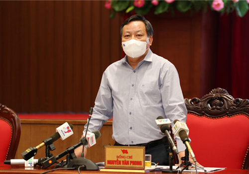 Phát biểu tại buổi họp báo, Phó Bí thư Thành ủy Nguyễn Văn Phong cho biết, thời gian qua, cả hệ thống chính trị thành phố Hà Nội đã thực hiện nghiêm Lời kêu gọi của Tổng Bí thư Nguyễn Phú Trọng, các văn bản lãnh đạo, chỉ đạo của Bộ Chính trị, Ban Bí thư, Chủ tịch nước, Quốc hội, Chính phủ, Thủ tướng Chính phủ, tổ chức phòng, chống dịch Covid-19 với tinh thần “chống dịch như chống giặc”, coi bảo vệ sức khỏe, an toàn tính mạng của Nhân dân là trên hết, trước hết.