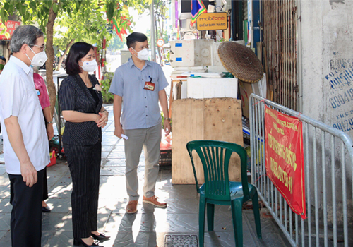 Chiều 4-9, Ủy viên Trung ương Đảng, Phó Bí thư Thường trực Thành ủy Nguyễn Thị Tuyến chủ trì kiểm tra công tác phòng, chống dịch Covid-19 trên địa bàn quận Ba Đình. Cùng đi có lãnh đạo một số sở, ngành, thành viên Đoàn kiểm tra số 02 của Ban Thường vụ Thành ủy.
