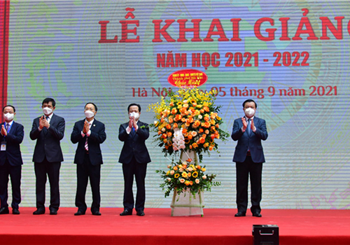 Sáng 5-9, tại Trường Trung học cơ sở Trưng Vương (quận Hoàn Kiếm), Thành ủy, HĐND, UBND, Ủy ban Mặt trận Tổ quốc Việt Nam thành phố Hà Nội tổ chức lễ khai giảng năm học mới 2021-2022 cho học sinh toàn Thành phố đúng kế hoạch, bảo đảm an toàn.