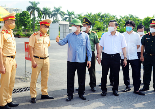 Bí thư Thành ủy Đinh Tiến Dũng cho biết Thường trực Thành ủy Hà Nội đã giao cho Ban Cán sự Đảng UBND Thành phố chỉ đạo Công an Thành phố hướng dẫn, tổ chức cấp giấy đi đường cho tổ chức, doanh nghiệp và cá nhân đúng quy định, nhanh, gọn, thuận tiện, bảo đảm thực hiện giãn cách triệt để trong "vùng đỏ".