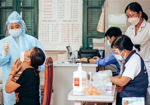 Uỷ viên Bộ Chính trị, Bí thư Thành ủy Hà Nội Đinh Tiến Dũng cho biết, Hà Nội sẽ tiếp tục đẩy mạnh thực hiện đồng bộ các biện pháp phòng, chống dịch, nhất là tiêm vắc xin.