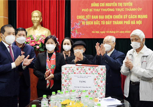 Chiều 10-1, Ủy viên Trung ương Đảng, Phó Bí thư Thường trực Thành ủy Hà Nội Nguyễn Thị Tuyến đã tới thăm, chúc Tết Ban liên lạc Chiến sĩ cách mạng bị địch bắt tù đày thành phố Hà Nội.