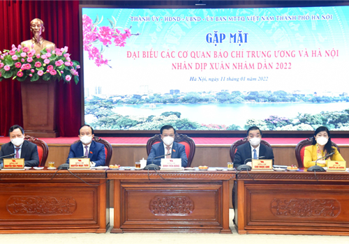 Sáng 11-1-2022, Thành ủy, HĐND, UBND và Ủy ban Mặt trận Tổ quốc Việt Nam thành phố Hà Nội tổ chức cuộc gặp mặt đại biểu các cơ quan báo chí Trung ương và Hà Nội nhân dịp đón Tết Nguyên đán Nhâm Dần 2022. Chủ trì buổi gặp mặt có: Ủy viên Bộ Chính trị, Bí thư Thành ủy, Trưởng đoàn đại biểu Quốc hội thành phố Hà Nội Đinh Tiến Dũng; Ủy viên Trung ương Đảng, Phó Bí thư Thành ủy, Chủ tịch UBND Thành phố Chu Ngọc Anh; Phó Bí thư Thành ủy, Chủ tịch HĐND thành phố Hà Nội Nguyễn Ngọc Tuấn; Phó Bí thư Thành ủy Hà Nội Nguyễn Văn Phong; Ủy viên Ban Thường vụ Thành ủy, Chủ tịch Ủy ban Mặt trận Tổ quốc Việt Nam thành phố Hà Nội Nguyễn Lan Hương.