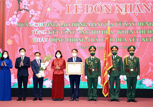 Sáng 18-1, huyện Thạch Thất trang trọng tổ chức lễ công bố và đón nhận Huân chương Lao động hạng Ba vì đã có thành tích trong phong trào thi đua “Cả nước chung sức xây dựng nông thôn mới” (giai đoạn 2016-2020); tổng kết công tác thi đua, khen thưởng năm 2021, phát động phong trào thi đua yêu nước năm 2022.