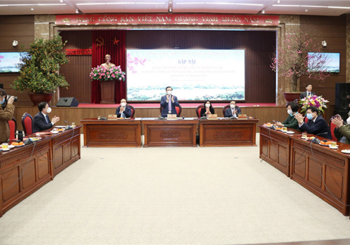 Chiều 18-1, Thành ủy, HĐND, UBND, Ủy ban Mặt trận Tổ quốc Việt Nam thành phố Hà Nội tổ chức cuộc gặp mặt các đại biểu trí thức, văn nghệ sĩ, lãnh đạo các trường đại học, cao đẳng và các vị chức sắc tôn giáo của Thủ đô nhân dịp Tết Nguyên đán Nhâm Dần 2022.