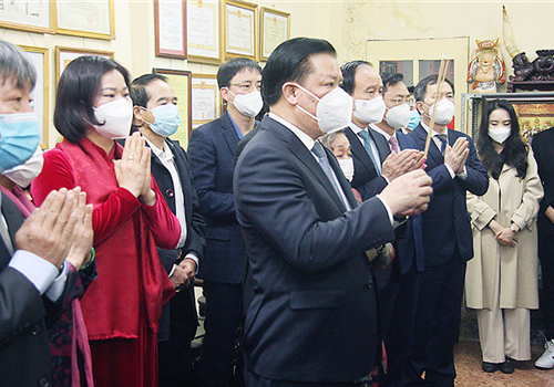 Sáng 22-1, đồng chí Đinh Tiến Dũng, Ủy viên Bộ Chính trị, Bí thư Thành ủy, Trưởng đoàn đại biểu Quốc hội thành phố Hà Nội dẫn đầu đoàn đại biểu Thành ủy - HĐND - UBND - Ủy ban Mặt trận Tổ quốc Việt Nam thành phố tới dâng hương tưởng niệm đồng chí Nguyễn Phong Sắc tại số nhà 152, phố Bạch Mai, quận Hai Bà Trưng, Hà Nội, nhân kỷ niệm 92 năm Ngày thành lập Đảng Cộng sản Việt Nam (3/2/1930 - 3/2/2022), 92 năm Ngày thành lập Đảng bộ thành phố Hà Nội (17/3/1930 - 17/3/2022) và kỷ niệm 120 năm Ngày sinh đồng chí Nguyễn Phong Sắc (1/2/1902 - 1/2/2022).