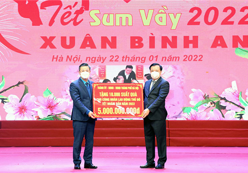 Sáng 22-1, tại Cung Văn hóa lao động hữu nghị Việt - Xô (Hà Nội), Liên đoàn Lao động thành phố Hà Nội tổ chức chương trình “Tết sum vầy - Xuân bình an” năm 2022. Chương trình là hoạt động trọng tâm trong chuỗi các hoạt động chăm lo Tết cho người lao động của tổ chức Công đoàn. Tới dự và chung vui có các đồng chí: Ủy viên Bộ Chính trị, Bí thư Thành ủy, Trưởng đoàn đại biểu Quốc hội thành phố Hà Nội Đinh Tiến Dũng; Ủy viên Trung ương Đảng, Phó Bí thư Thành ủy, Chủ tịch UBND thành phố Hà Nội Chu Ngọc Anh.