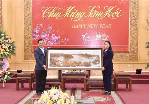  Chiều 26-1, nhân dịp Tết Nguyên đán Nhâm Dần 2022, đồng chí Đinh Tiến Dũng, Ủy viên Bộ Chính trị, Bí thư Thành ủy, Trưởng đoàn đại biểu Quốc hội thành phố Hà Nội đã về thăm, chúc Tết Đảng bộ, chính quyền và Nhân dân tỉnh Ninh Bình.