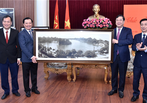 Sáng 26-1, thực hiện chương trình công tác của Bộ Chính trị, đồng chí Đinh Tiến Dũng, Ủy viên Bộ Chính trị, Bí thư Thành ủy, Trưởng đoàn đại biểu Quốc hội thành phố Hà Nội đã thăm, làm việc với Ban Thường vụ Tỉnh ủy, chúc Tết Đảng bộ, chính quyền và nhân dân tỉnh Nam Định.