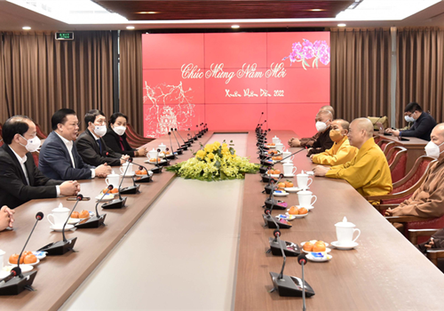 Sáng 27-1, tại trụ sở Thành ủy Hà Nội (số 9, Ngô Quyền, quận Hoàn Kiếm), đồng chí Đinh Tiến Dũng, Ủy viên Bộ Chính trị, Bí thư Thành ủy, Trưởng đoàn đại biểu Quốc hội thành phố Hà Nội đã tiếp đoàn Ban Trị sự Giáo hội Phật giáo Việt Nam Thành phố đến thăm, chúc Tết Đảng bộ thành phố Hà Nội nhân dịp đón xuân Nhâm Dần 2022 và kỷ niệm 92 năm Ngày thành lập Đảng Cộng sản Việt Nam (3/2/1930-3/2/2022). Cùng dự có Ủy viên Ban Thường vụ Thành ủy, Trưởng ban Dân vận Thành ủy Nguyễn Doãn Toản.