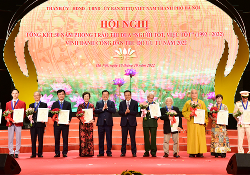 Sáng 10-10, tại Cung Văn hóa lao động hữu nghị Việt - Xô, Thành ủy, HĐND, UBND, Ủy ban Mặt trận Tổ quốc Việt Nam thành phố Hà Nội tổ chức Hội nghị tổng kết 30 năm phong trào thi đua “Người tốt, việc tốt” (1992-2022), vinh danh công dân Thủ đô ưu tú năm 2022.