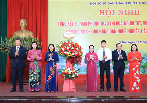 Sáng 11-10, Hội Nông dân thành phố Hà Nội đã tổ chức kỷ niệm 92 năm Ngày thành lập Hội Nông dân Việt Nam, tổng kết 30 năm phong trào thi đua “Người tốt, việc tốt”, biểu dương “Chi hội Nông dân nghề nghiệp tiêu biểu”.