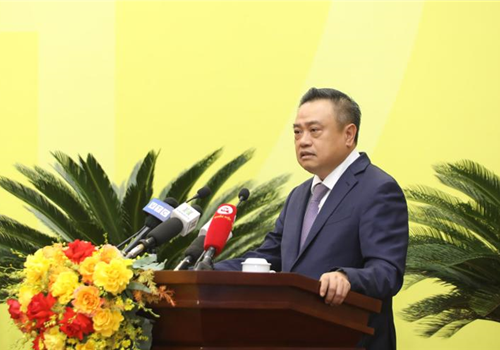 Phát biểu tại phiên họp, Uỷ viên Trung ương Đảng, Phó Bí thư Thành uỷ, Chủ tịch UBND thành phố Hà Nội Trần Sỹ Thanh cho rằng, những vấn đề nêu trong phiên họp giải trình rất trúng và đúng, thể hiện sự quan tâm, lãnh đạo, chỉ đạo sát sao của Thành ủy, sự giám sát của HĐND thành phố và sự cầu thị của UBND thành phố. Thời gian tới, UBND thành phố, cùng các sở ngành, đơn vị liên quan sẽ quyết liệt thực hiện đồng bộ các giải pháp đẩy nhanh các dự án công trình hạ tầng xã hội thiết yếu chậm triển khai, đặc biệt là các dự án trường học, bãi đỗ xe... để đồng bộ theo quy hoạch, đáp ứng nhu cầu bức thiết dân sinh.