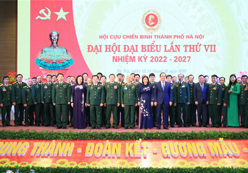 Sáng 14-10, tại Hội trường Bộ Tư lệnh Thủ đô Hà Nội, Đại hội đại biểu Hội Cựu chiến binh thành phố Hà Nội lần thứ VII, nhiệm kỳ 2022-2027 diễn ra phiên trọng thể, với sự tham dự của 300 đại biểu chính thức, đại diện cho gần 28 vạn hội viên của 53 tổ chức Hội Cựu chiến binh Thủ đô.