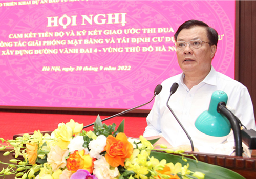 Chiều 30-9, tại hội nghị cam kết tiến độ và ký cam kết giao ước thi đua trong công tác giải phóng mặt bằng và tái định cư dự án đầu tư xây dựng đường Vành đai 4 - Vùng Thủ đô Hà Nội, đồng chí Vũ Đức Bảo, Ủy viên Ban Thường vụ Thành ủy, Trưởng ban Tổ chức Thành ủy Hà Nội công bố Quyết định số 3617-QĐ/TU ngày 29-9-2022 về thành lập Ban Chỉ đạo triển khai Dự án đầu tư xây dựng đường Vành đai 4 - Vùng Thủ đô Hà Nội.