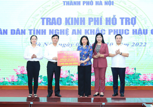 Chiều 5-10, Ủy ban Mặt trận Tổ quốc Việt Nam thành phố Hà Nội tổ chức trao kinh phí hỗ trợ cho nhân dân tỉnh Nghệ An khắc phục hậu quả do bão lũ.