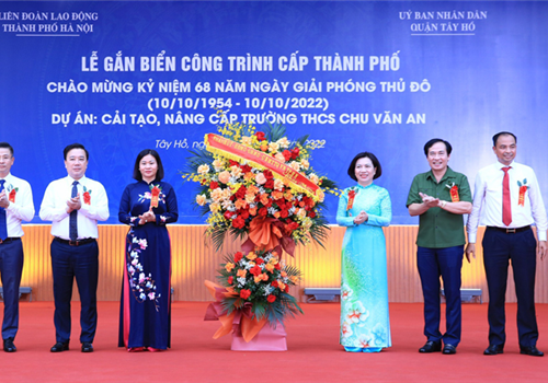 Chiều 7-10, Liên đoàn Lao động thành phố Hà Nội và UBND quận Tây Hồ tổ chức lễ gắn biển công trình Dự án cải tạo, nâng cấp Trường Trung học cơ sở (THCS) Chu Văn An. Đây là công trình cấp thành phố chào mừng 68 năm Ngày Giải phóng Thủ đô (10/10/1954 - 10/10/2022).