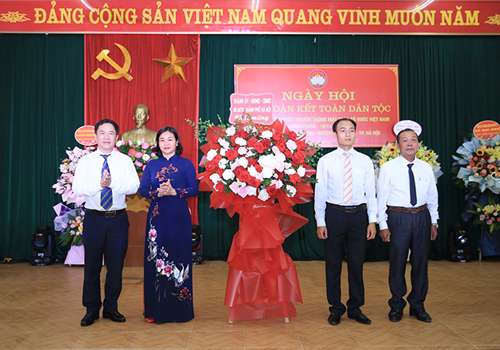 Tối 10-11, đồng chí Nguyễn Thị Tuyến, Ủy viên Trung ương Đảng, Phó Bí thư Thường trực Thành ủy Hà Nội đã tới chung vui với bà con nhân dân thôn Đại Áng, xã Đại Áng, huyện Thanh Trì (Hà Nội) trong Ngày hội Đại đoàn kết toàn dân tộc nhân dịp kỷ niệm 92 năm Ngày thành lập Mặt trận Dân tộc thống nhất Việt Nam - Ngày truyền thống Mặt trận Tổ quốc Việt Nam (18/11/1930 - 18/11/2022).
