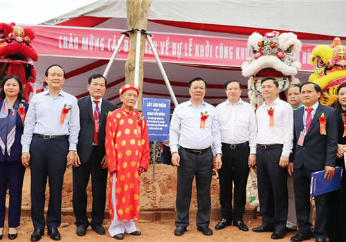 Sáng 14-11, UBND huyện Thường Tín tổ chức lễ khởi công dự án Khu lưu niệm Anh hùng dân tộc, Danh nhân văn hóa thế giới Nguyễn Trãi tại xã Nhị Khê, huyện Thường Tín, Hà Nội. 