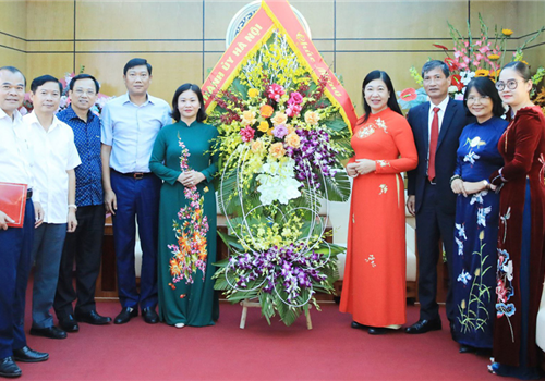 Nhân kỷ niệm 92 năm Ngày thành lập Mặt trận Dân tộc thống nhất Việt Nam - Ngày truyền thống Mặt trận Tổ quốc Việt Nam (18/11/1930 - 18/11/2022), ngày 16-11, Ủy viên Trung ương Đảng, Phó Bí thư Thường trực Thành ủy Hà Nội Nguyễn Thị Tuyến dẫn đầu Đoàn đại biểu Thành ủy Hà Nội đến chúc mừng Ủy ban Mặt trận Tổ quốc Việt Nam thành phố Hà Nội.
