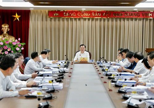 Sáng 18-11, chủ trì và thay mặt Ban Thường vụ Thành ủy Hà Nội kết luận hội nghị cho ý kiến về Báo cáo tình hình thực hiện Kế hoạch phát triển kinh tế - xã hội năm 2022 và Kế hoạch phát triển kinh tế - xã hội năm 2023, Ủy viên Bộ Chính trị, Bí thư Thành ủy, Trưởng đoàn đại biểu Quốc hội thành phố Hà Nội Đinh Tiến Dũng nhấn mạnh, năm 2023, nhiệm vụ trọng tâm, bao phủ là phải tháo gỡ khó khăn, thúc đẩy sản xuất kinh doanh; tiếp tục thực hiện chủ đề “Kỷ cương, trách nhiệm, hành động, sáng tạo, phát triển” nhằm siết chặt hơn nữa kỷ cương hành chính để thúc đẩy quyết liệt việc thực hiện các nhiệm vụ quan trọng, các dự án trọng tâm, trọng điểm.