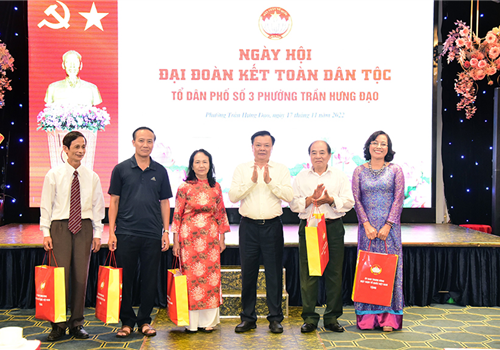 Tối 17-11, đồng chí Đinh Tiến Dũng, Ủy viên Bộ Chính trị, Bí thư Thành ủy, Trưởng đoàn đại biểu Quốc hội thành phố Hà Nội đã đến chung vui với bà con nhân dân Tổ dân phố số 3 (phường Trần Hưng Đạo, quận Hoàn Kiếm, Hà Nội) trong Ngày hội Đại đoàn kết toàn dân tộc kỷ niệm 92 năm Ngày truyền thống Mặt trận Tổ quốc Việt Nam (18/11/1930 - 18/11/2022).