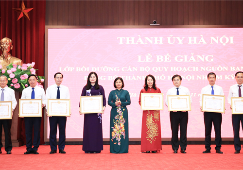 Chiều 18-11, Thành ủy Hà Nội tổ chức lễ bế giảng lớp bồi dưỡng cán bộ quy hoạch nguồn Ban Chấp hành Đảng bộ thành phố Hà Nội, nhiệm kỳ 2025-2030.
