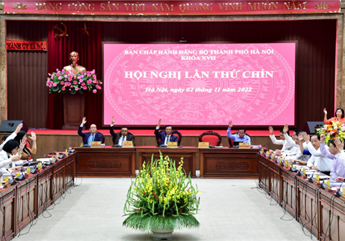 Sáng 2-11, tại trụ sở Thành ủy Hà Nội, Ban Chấp hành Đảng bộ thành phố Hà Nội khóa XVII tiến hành Hội nghị lần thứ chín xem xét, cho ý kiến về 3 nội dung quan trọng. Đó là: Báo cáo về tình hình nghiên cứu, đề xuất xây dựng Luật Thủ đô (sửa đổi); Báo cáo về công tác tiêu thoát nước, giải pháp chống úng ngập trên địa bàn thành phố Hà Nội và Dự thảo Nghị quyết của Ban Thường vụ Thành ủy về chuyển đổi số, xây dựng thành phố thông minh đến năm 2025, định hướng đến năm 2030.