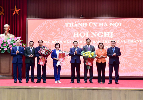 Chiều 2-11, Ban Thường vụ Thành ủy Hà Nội tổ chức hội nghị công bố quyết định về công tác cán bộ.