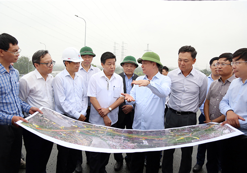 Ngày 24-11, đồng chí Đinh Tiến Dũng, Ủy viên Bộ Chính trị, Bí thư Thành ủy, Trưởng đoàn đại biểu Quốc hội thành phố Hà Nội, Trưởng ban Chỉ đạo triển khai Dự án đầu tư xây dựng đường Vành đai 4 - Vùng Thủ đô Hà Nội đã đi khảo sát thực địa và làm việc với các cơ quan liên quan về tình hình thực hiện dự án, trọng tâm là dự án thành phần giải phóng mặt bằng